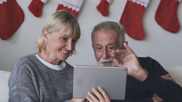 ancianos-ancianos-caucásicos-ancianos-y-mujeres-usando-tabletas-y-jugando-internet-en-línea-juntos