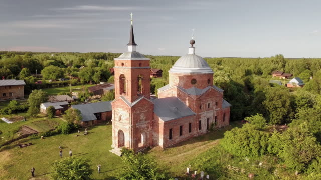 Luftaufnahme-des-russischen-Waldes,-des-Flusses-und-der-Steppe-mit-Blick-auf-eine-verlassene-Kirche-und-architektonische-Objekte
