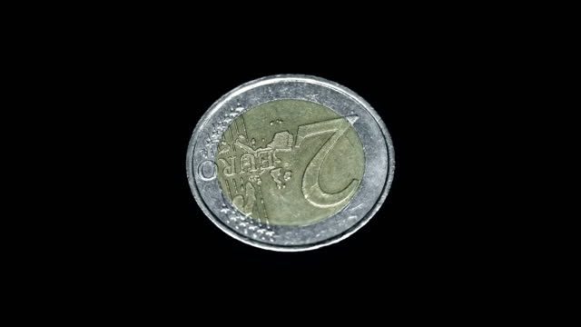 EU-Münze-zwei-Euro-rotiert-auf-schwarzem-Hintergrund.-Makro.-Closeup