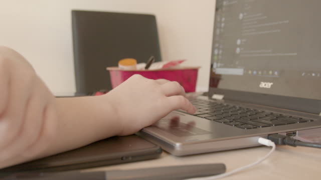 Asiatische-Mädchen-mit-ihrem-Laptop-Computer