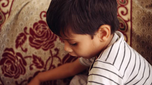 Retrato-de-un-niño-indio-en-casa-durante-el-bloqueo-del-coronavirus