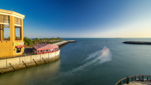 Boote-am-Hafen-vorbei,-im-Sharq-Marina-Morgen-zeitraffer-nach-Sonnenaufgang-in-Kuwait.-Kuwait-Stadt,-Naher-Osten