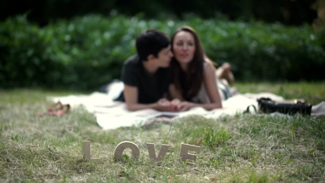Cute-in-Liebe-Lesben-sind-entspannend-auf-Rasen