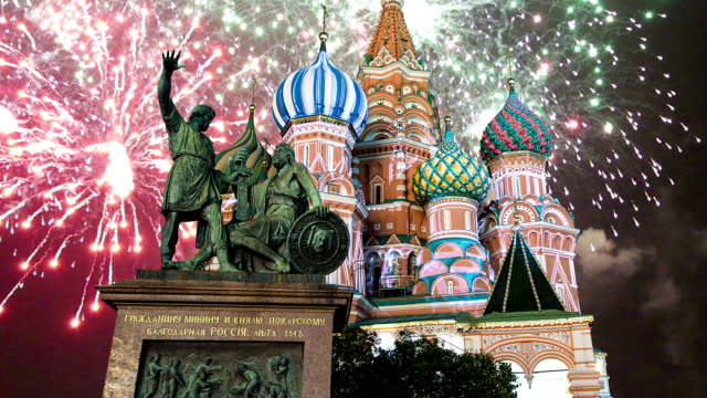 Catedral-de-la-intercesión-de-la-más-virgen-en-el-foso-(templo-de-Basilio-el-Bienaventurado)-y-fuegos-artificiales,-Plaza-Roja,-Moscú,-Rusia