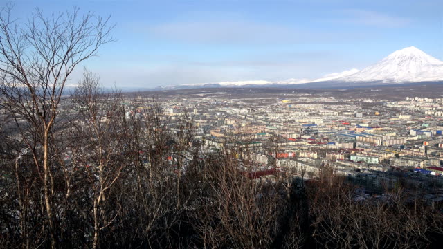 Überblick-über-die-Stadt-Petropawlowsk-Kamtschatski-mit-aus-der-Vogelperspektive