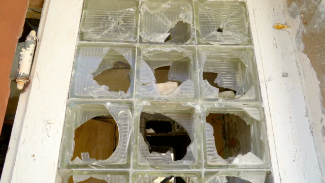 Zerbrochene-Fensterscheiben-der-beschädigten-Häuser