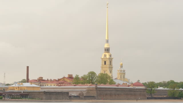 Peter-and-Paul-Fortress-in-cloudy-day-in-summer---St.-Petersburg,-Russia