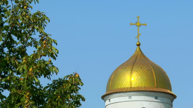 Die-Kuppel-der-orthodoxen-Kirche-in-der-Nähe-Kastanienbaum