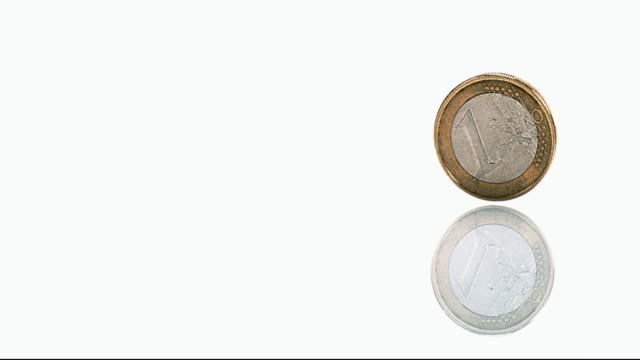 Münze-von-1-Euro-Rolling-weißen-Hintergrund,-Slow-Motion-4K