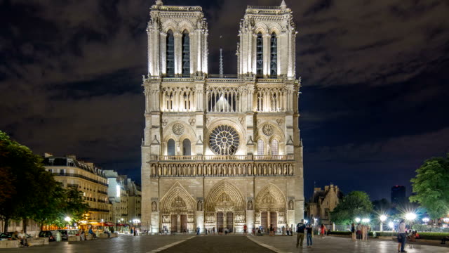 Timelapse-Nacht-Ansicht-von-Notre-Dame-de-Paris,-Frankreich-und-Platz-vor-der-Kathedrale-mit-Menschen