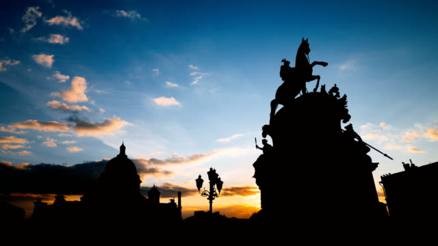 Timelapse-de-la-hermosa-puesta-de-sol-en-el-centro-histórico-de-la-ciudad-de-San-Petersburgo,-Rusia