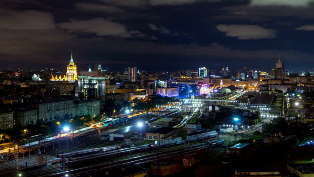 Nächtliche-Panoramablick-auf-Kiewer-Bahnhof-Timelapse-und-moderne-Stadt-in-Moskau,-Russland