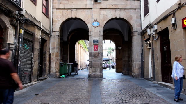 Movimiento-diario-de-los-turistas-y-lugareños-en-las-calles-de-Bilbao,-lapso-de-tiempo-de-día-a-noche