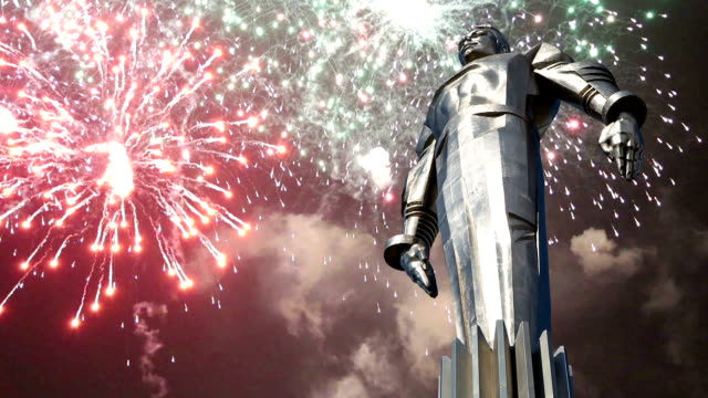 Fireworks-over-the-Monument-to-Yuri-Gagarin-(42.5-meter-high-pedestal-and-statue),-the-first-person-to-travel-in-space.-It-is-located-at-Leninsky-Prospekt-in-Moscow,-Russia.-The-pedestal-is-designed-to-be-reminiscent-of-a-rocket-exhaust