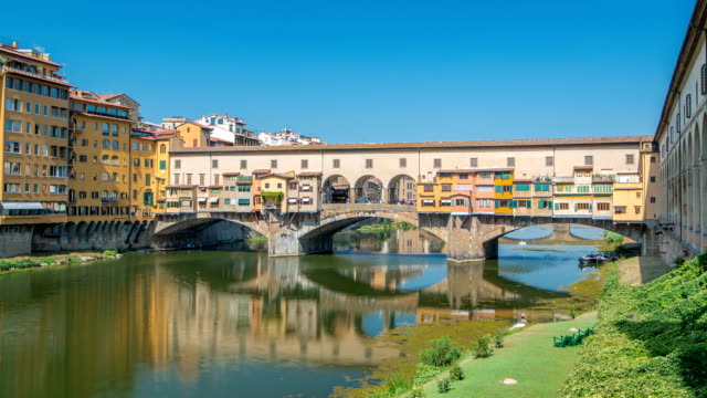 Ver-en-el-Ponte-Vecchio-en-un-lapso-de-tiempo-de-día-soleado,-un-piedra-segmentario-puente-medieval-sobre-el-río-Arno,-en-Florencia,-Italia