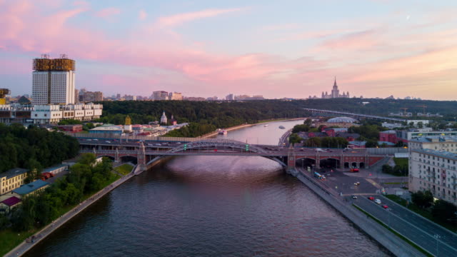 Russland-Sonnenuntergang-Himmel-Moskau-Fluss-Verkehr-Brücke-Universität-Antenne-Stadtpanorama-4k-Zeitraffer