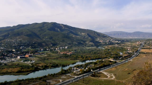 Vista-de-paisaje-de-la-ciudad-de-Mtskheta-y-Río-de-Kura.