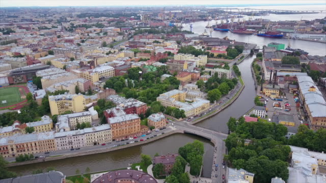 Rusia-día-nublado-San-Petersburgo-paisaje-fluvial-aéreo-panorama-4k
