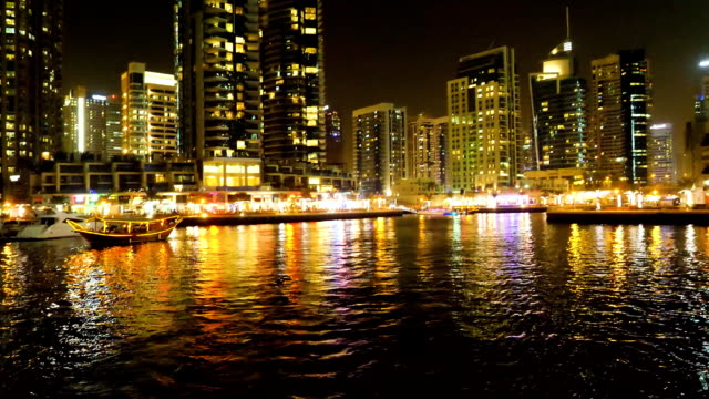 Dubai-downtown-por-la-noche-reflejado-en-el-agua.-Ciudad-en-escena-noche,-panorámica-de-la-ciudad-reflejada-en-el-agua,-Dubai.-Dubai-downtown-por-la-noche-con-el-reflejo-en-el-agua,-diseño-moderno-de-la-ciudad-de-nueva