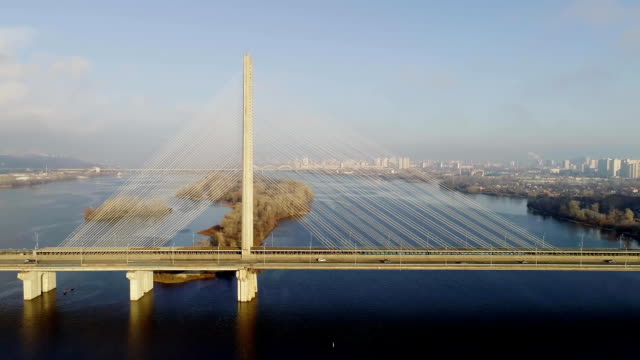 Vista-aérea-del-puente-sur.-Vista-aérea-del-puente-de-cable-de-metro-sur.-Kiev,-Ucrania.