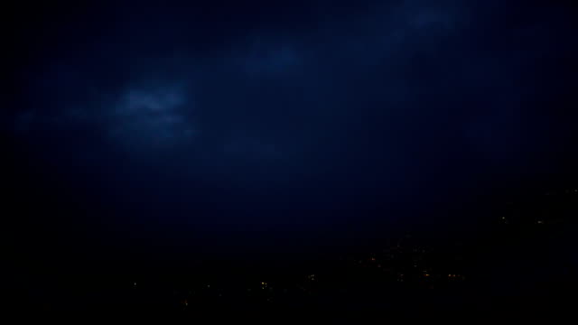 Nachtansicht-des-schönen-beleuchtet-Camposampiero-Stadt-in-der-Provinz-Padua