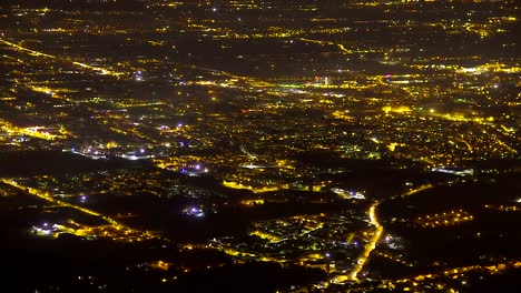 Ansicht-der-Nacht-beleuchtete-Straßen-und-Bezirke-von-Camposampiero-Stadt,-Zeitraffer