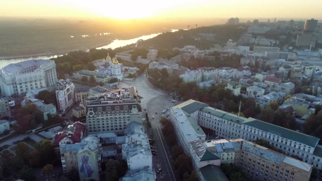 Aerial-shot-of-Kiev-(Kyiv)-city-center-in-the-morning.-Dnipro-river-and-Mikhailov-Zlatoverkh-monastery.-Ukraine.-4K,-UHD