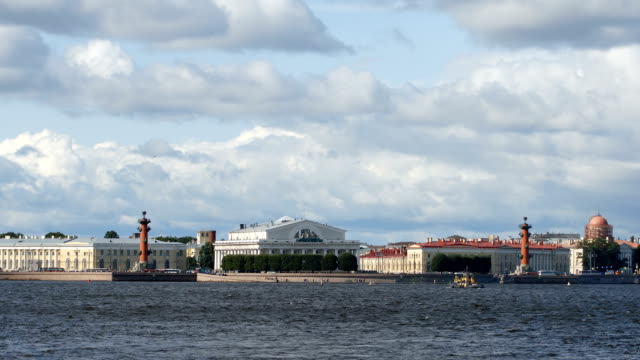 Escupir-de-la-Vasilievsky-island,-río-Neva-el-y-nubes-en-el-verano---St.-Petersburg,-Rusia