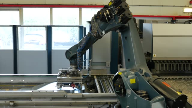 Brazo-robot-en-una-fábrica-de-metal-recoge-las-placas-de-metal