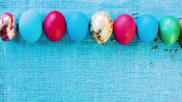 Huevos-de-Pascua-hermosos-multicolores-alineados-en-una-fila.