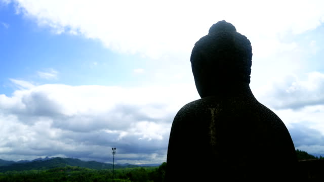 Lapso-de-tiempo-con-la-estatua-de-Buda-en-primer-plano-en-movimiento-de-las-nubes