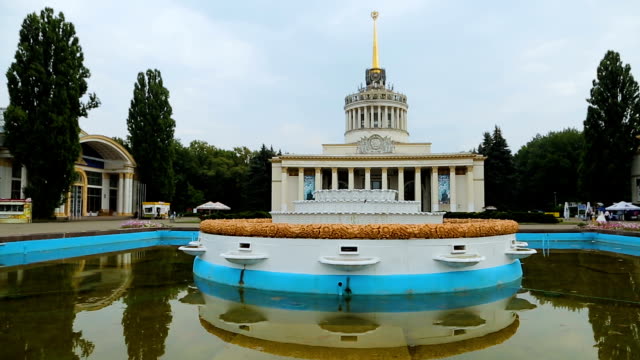 Arquitectura-soviética-VDNH-en-Kiev-cuadrados-que-reflejan-en-el-agua-de-la-fuente,-viajes
