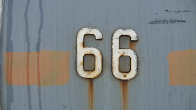 Straßenschild-auf-der-historischen-Route-66-in-der-Wüste-gegen-Straße-unterzeichnen-im-freien-Eisen