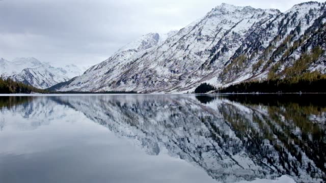 Bajar-Multinskoe-lago-en-las-montañas-de-Altai