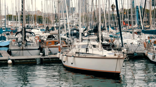 Viele-schöne-weiße-stilvolle-Yachten-vor-Anker-im-Hafen-oder-Bucht-in-Barcelona