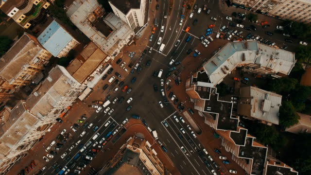 Top-down-Luftbild-Schnittpunkt-mit-eine-Menge-Autos