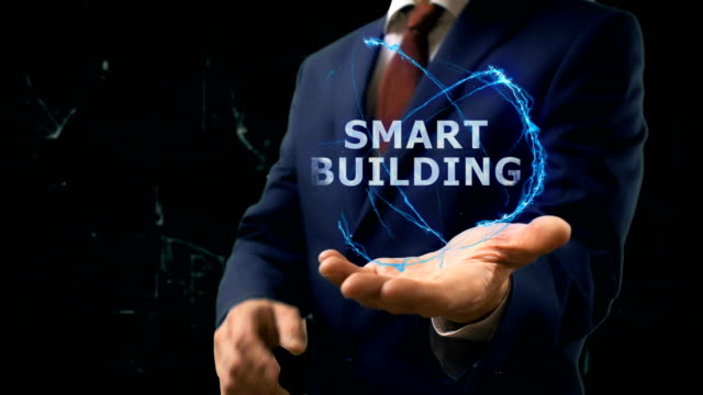 Geschäftsmann-zeigt-Konzept-Hologramm-Smart-Building-an-der-hand