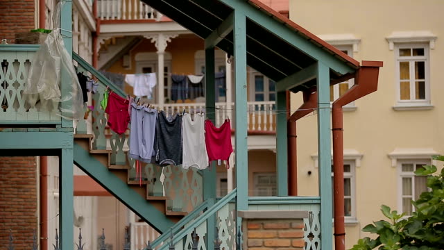 Saubere-Kleidung-hängen-am-Seil,-gewöhnlichen-Leben-der-Menschen-vor-Ort,-Wäscherei-Tag