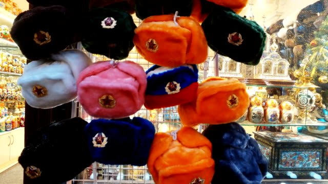verschiedenen-Farben-russischen-Uschanka-Hüte-mit-Kokarden