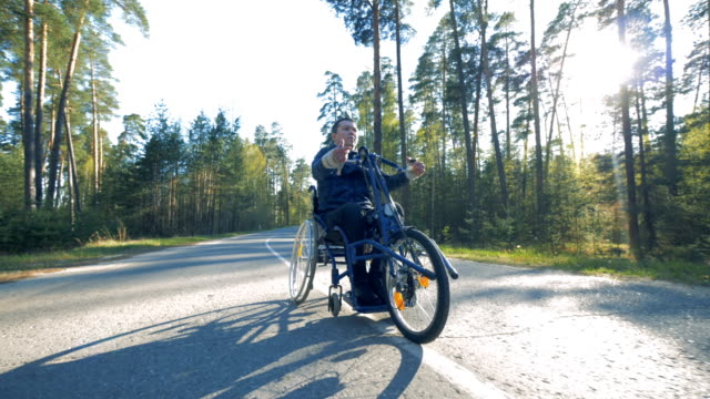 Ein-Mann-fährt-ein-spezielles-Fahrrad-für-behinderte-Menschen.