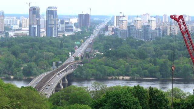 Vista-del-puente-Metro-en-Kiev-y-el-río-de-Dnieper