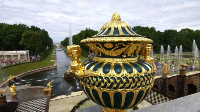 Tracking-shot-showing-fountains-Grand-Palace-park-Peterhof,-Saint-Petersburg,-Russia