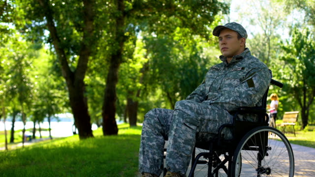 Soldado-pensativo-en-silla-de-ruedas,-centro-de-rehabilitación,-programa-de-apoyo-social