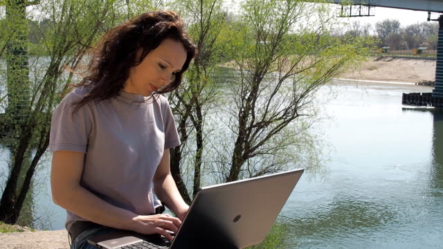 Girl-with-laptop-on-nature