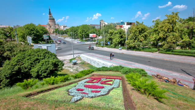 Die-Verkündigung-Kathedrale-Timelapse-mit-Blumenbeet,-Charkow,-Ukraine