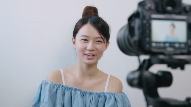 Woman-talking-in-front-of-the-camera-to-make-vlog