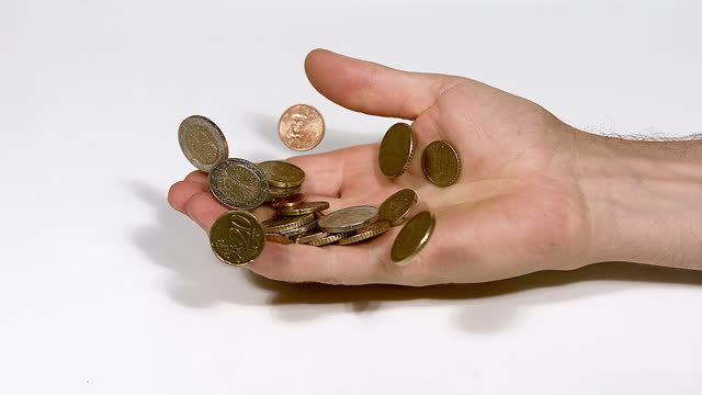 Hand-des-Menschen-fallen-mit-Euro-Münzen-vor-weißem-Hintergrund,-Slow-Motion
