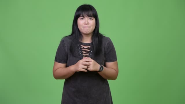 Mujer-asiática-con-sobrepeso-feliz-mirando-emocionado
