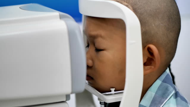 Sehkraft-überprüfen.-Asiaten-haben-Sehbehinderungen.-Linkes-Auge-ist-nicht-sichtbar-von-Gehirnchirurgie.-Medizinische-Behandlung-und-Rehabilitation.-Video-4k