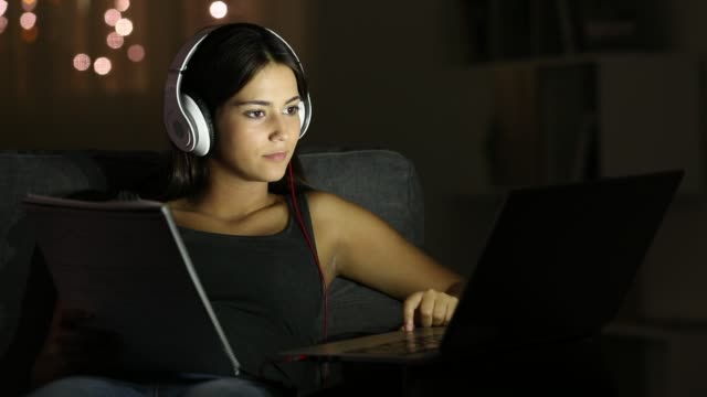Teenager-Studentin-Erfahrungsaustausch-mit-einem-laptop